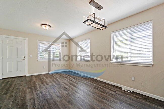 Building Photo - 3 Bedroom 2 Bathroom Home with Attached 2 ...