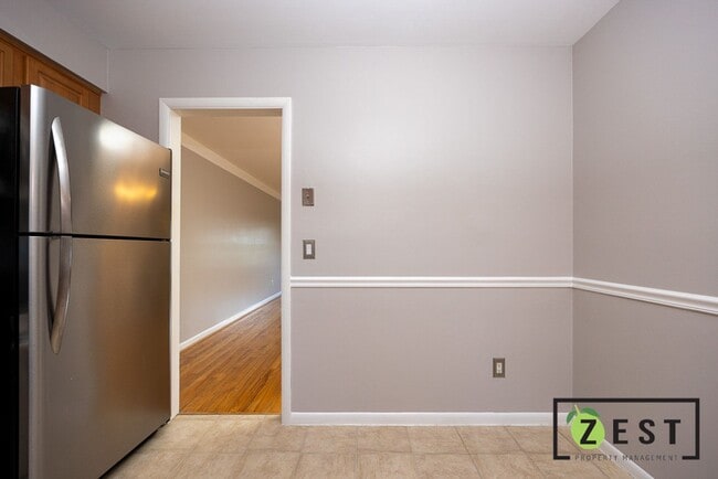 Building Photo - Beautiful 2 Bed 1.5 Bath Townhome available August 15th!