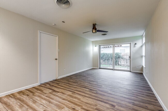 Building Photo - 511 E Hathaway Dr
