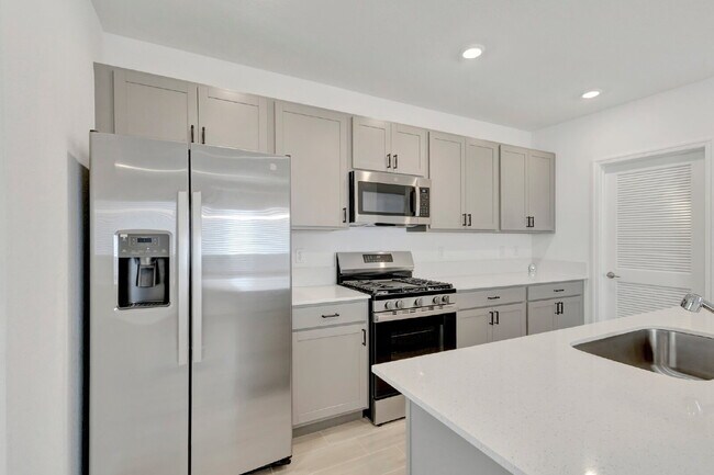 Building Photo - Luxurious Living: Spacious 5-Bedroom Home with Scenic Views in Port Saint Lucie!