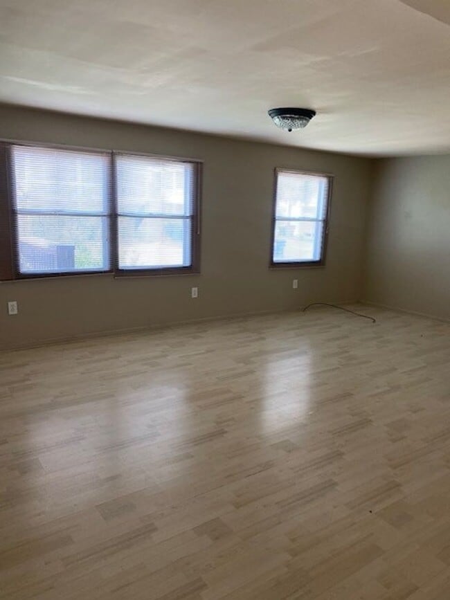 Building Photo - Introducing a charming 3-bedroom, 2-bathroom house located in the desirable Carolina Beach, NC.
