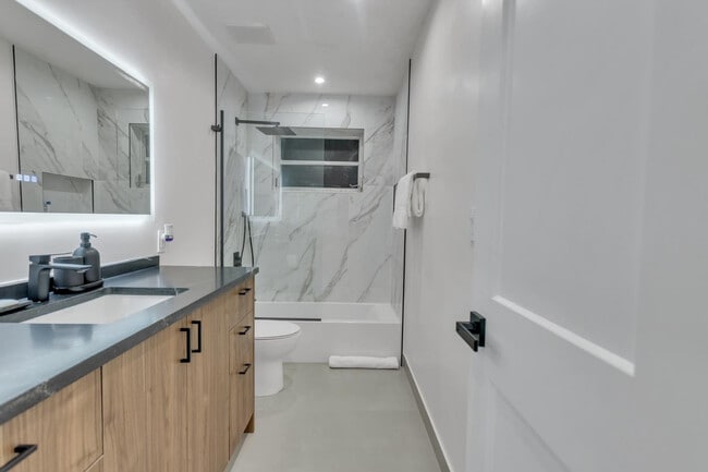 Building Photo - 755 S Rainbow Dr