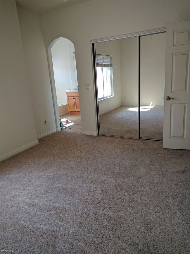 Building Photo - 3 br, 3 bath Townhome - Escondido Park Row