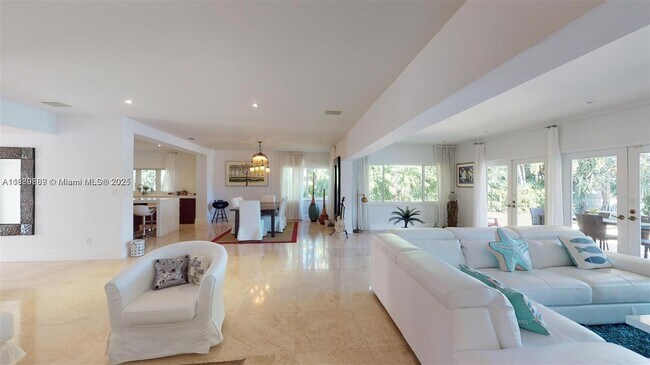Building Photo - 6015 Pine Tree Dr
