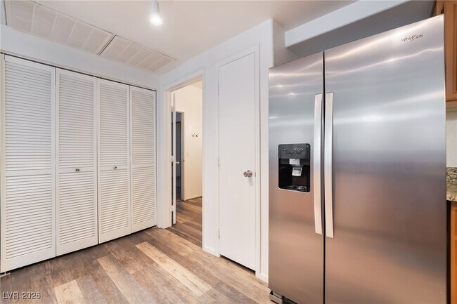 Building Photo - 10245 S Maryland Pkwy