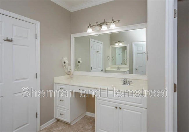 Building Photo - 2002 Amberley Dr