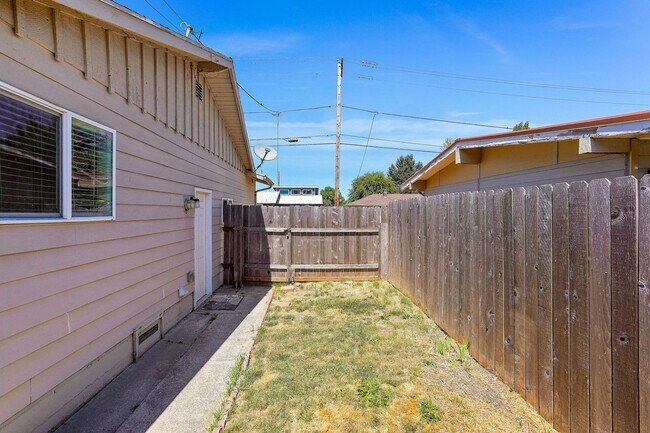Building Photo - Well kept 3 bed, 1 bath in NE Salem