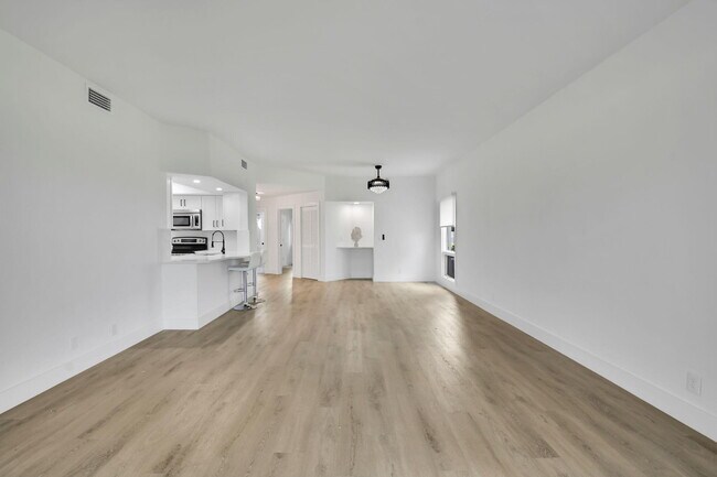 Building Photo - 7884 Seville Pl