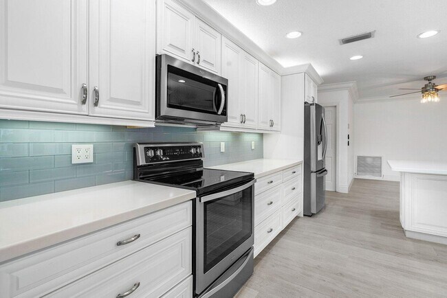 Building Photo - 150 SW 11th Ct