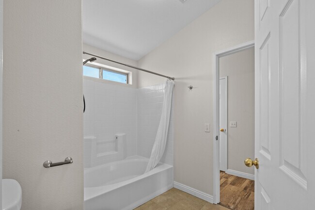 Building Photo - 424 Tava Ln