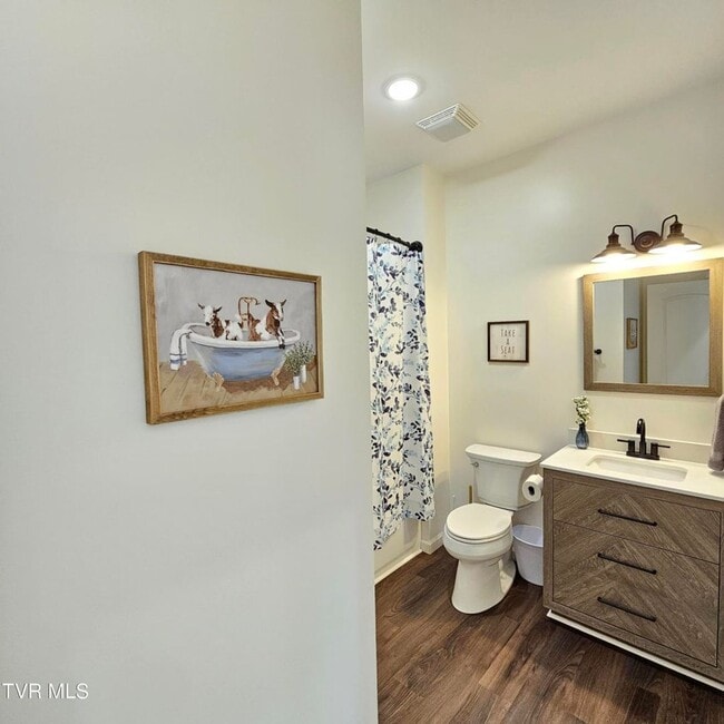 Building Photo - Modern 2-bedroom, 2 bathroom apartment convienent location