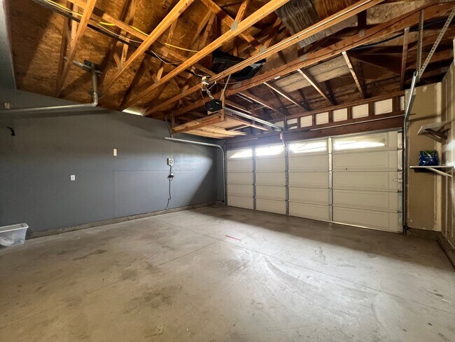 Building Photo - Beautiful 3 Bed, 2 Bath Home