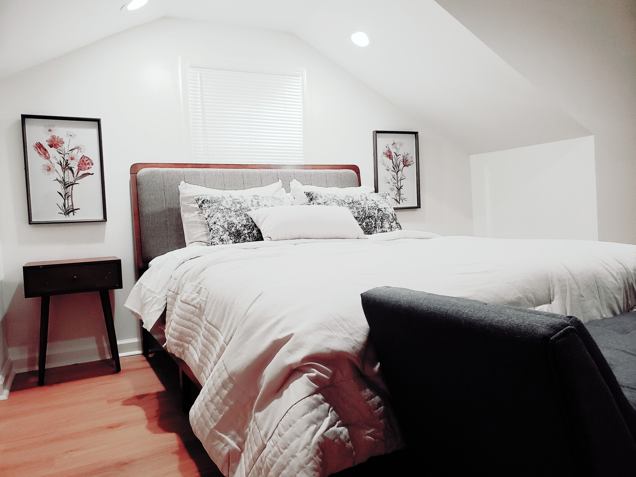 Building Photo - Room in House on Evans Dr SW