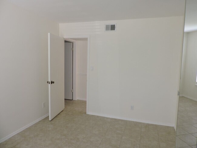 Building Photo - Easy access to interstate, shopping & down...