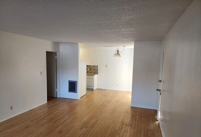 Building Photo - Bright single level 2 bed 1 bath Condo