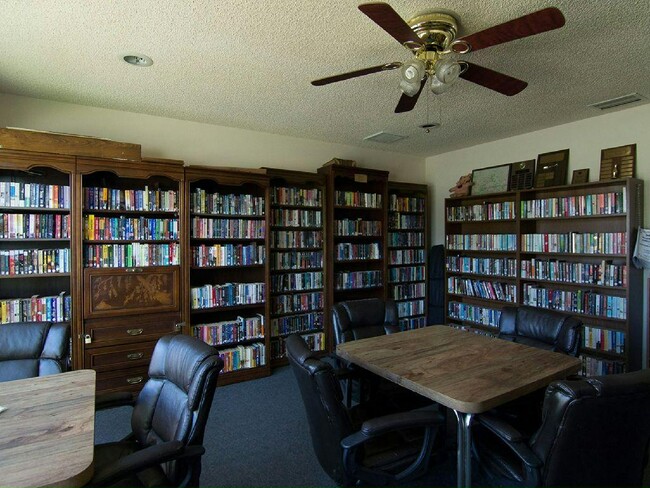 Building Photo - 586 Country Meadows Blvd