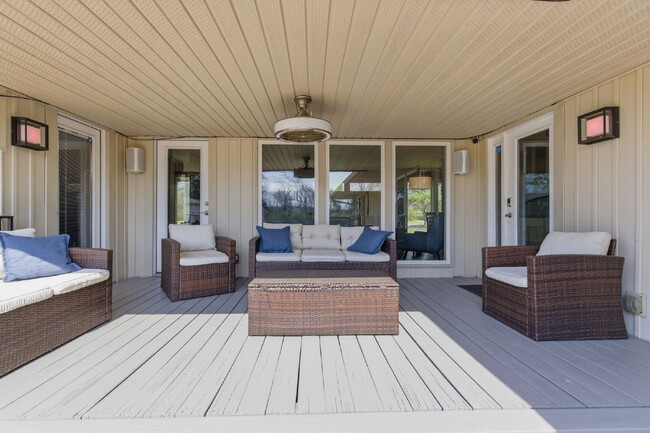 Building Photo - Charming 3-Bed Oasis with Scenic Waterfront Views and Pool 15 minutes from Downtown Nashville