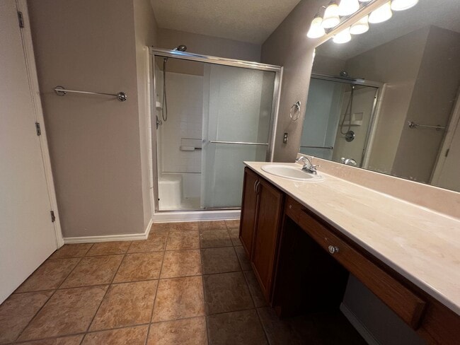 Building Photo - Beautiful 3 bedroom 2 bathroom home.