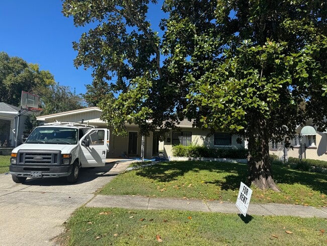 Building Photo - 515 E Miller St