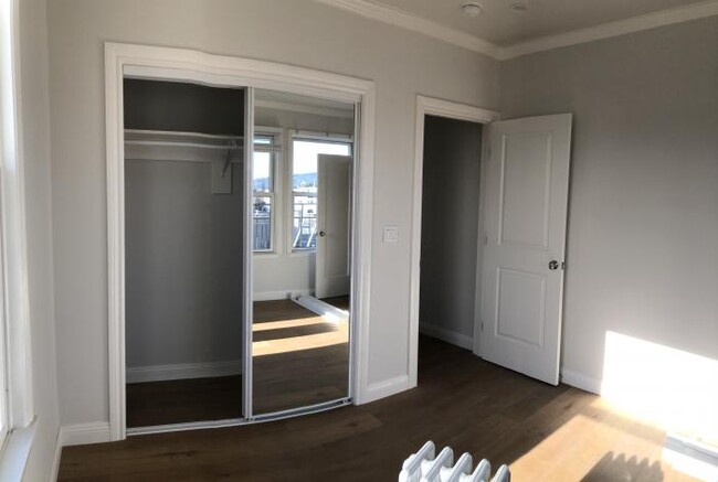 Building Photo - 3 bedroom in Oakland CA 94606