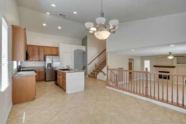 Building Photo - FANTASTIC 3 BEDROOM 2.5 BATH IN NORTH LAS ...