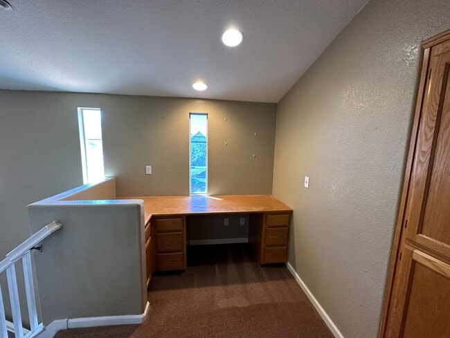 Building Photo - Beautiful 4 Bedroom 3 Bath Shadow Lakes Home