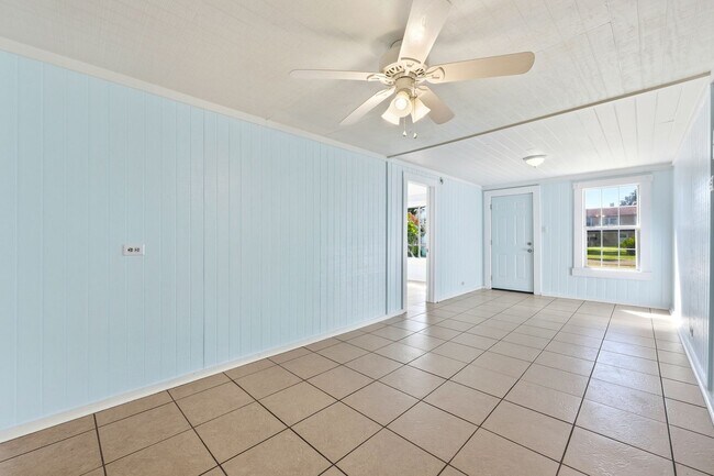 Building Photo - Neptune Beach Bungalow