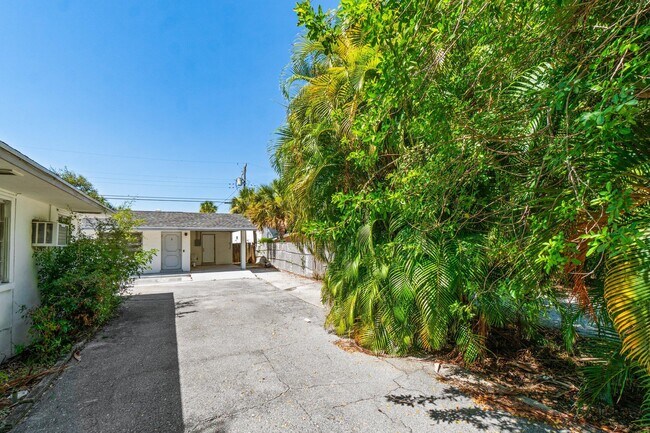 Building Photo - 211 Sunrise Ave