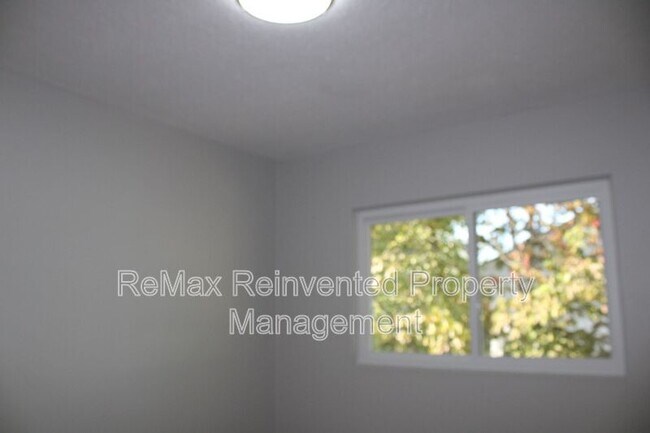 Building Photo - 3332 Hillis Rd