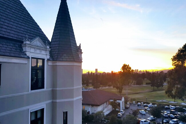 Building Photo - 316 N Rossmore Ave