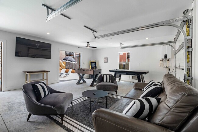 Building Photo - 28 W Castillo Dr