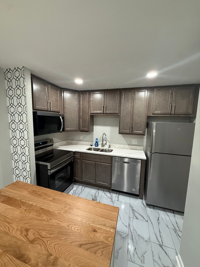 Building Photo - 4808 Chalet Dr