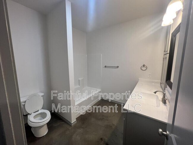 Building Photo - 19568 Fonda St E