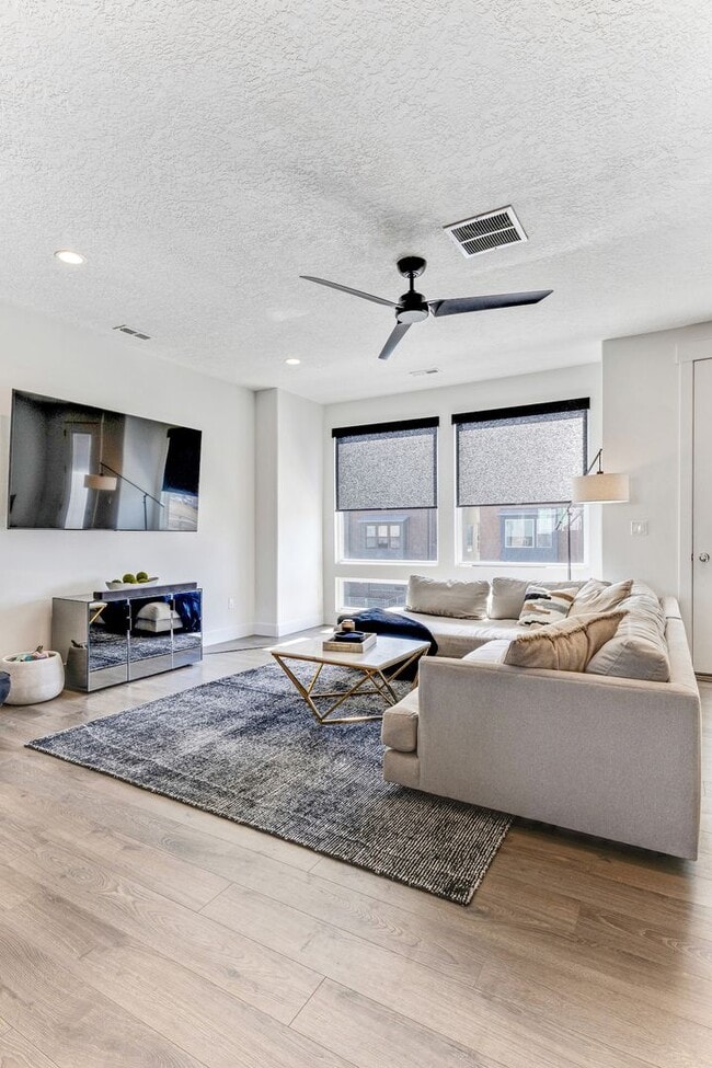 Building Photo - Beautiful Townhome in Daybreak