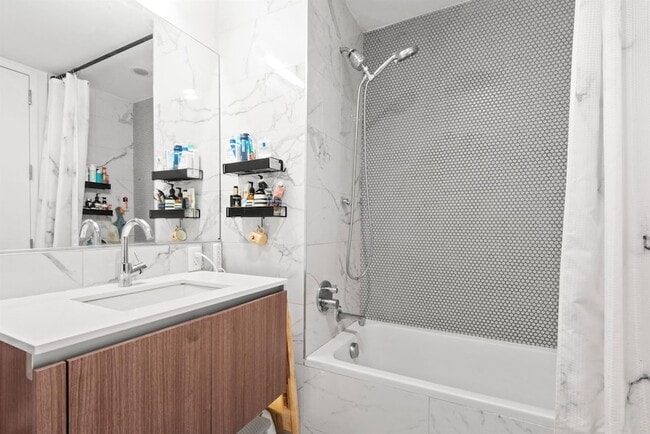 Building Photo - 160 1st St