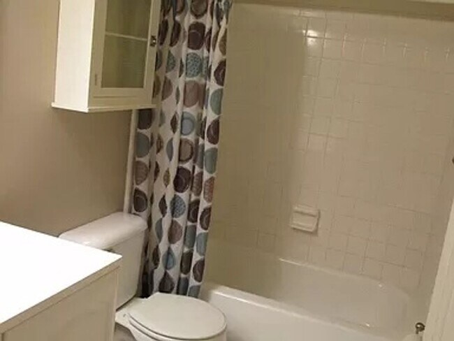 Building Photo - 1 bedroom 1 bath townhouse! Off of Tharpe st! Available now!