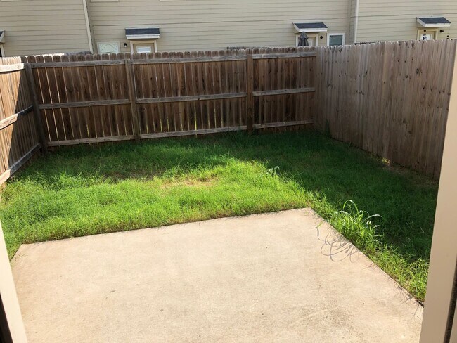 Building Photo - Town home for rent