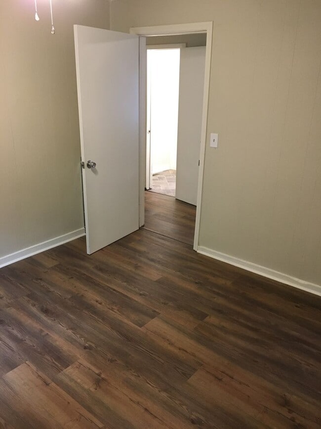 Building Photo - 2/1 House in North Rome $900
