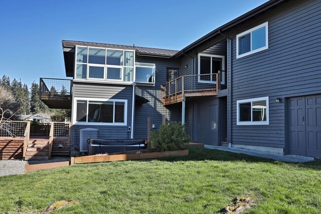Building Photo - One Of A Kind Freeland Home with Two Seper...