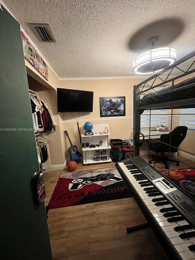 Building Photo - 930 SW 109th Ave