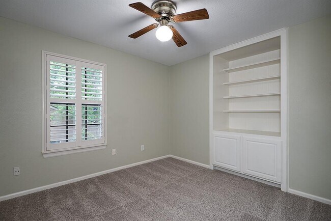 Building Photo - 19 Village Knoll Pl