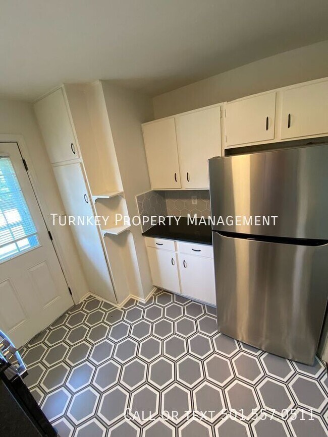 Building Photo - 623 Sherman St