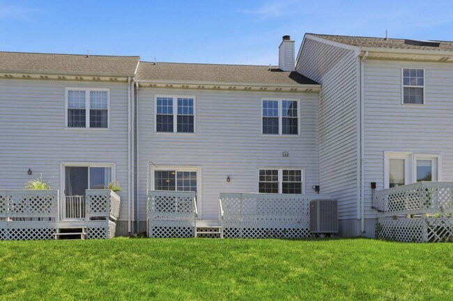 Building Photo - Stunning 3 Bedroom Townhome !