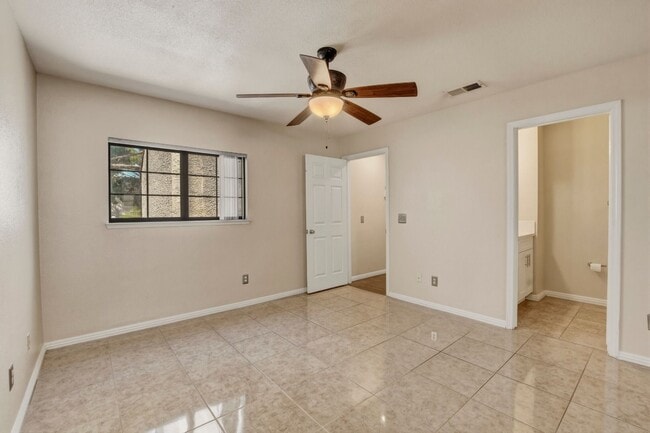 Building Photo - Upgraded 2 bedroom 2 bath upstairs condo