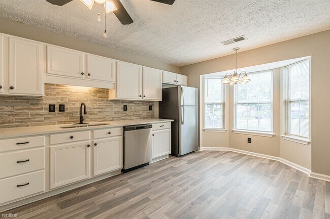 Building Photo - 3 br, 2.5 bath Townhome - 5895 Hampton Court