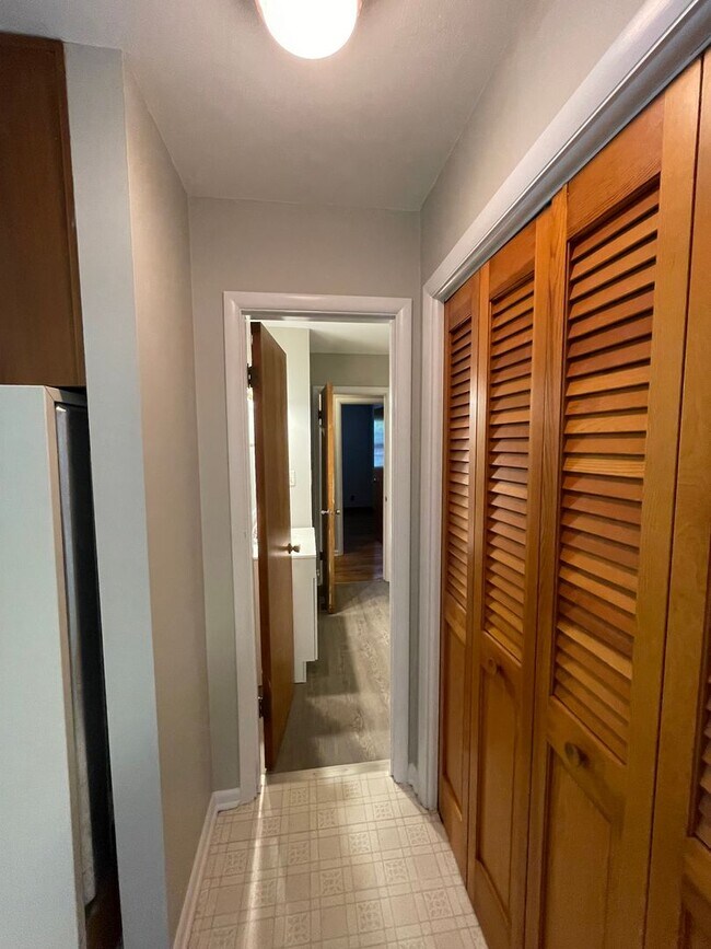 Building Photo - Three Bedroom Single Family Home in the Co...