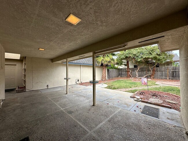 Building Photo - Upgraded Three Bedroom Duplex!