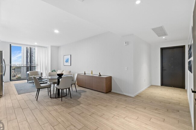 Building Photo - 398 NE 5th St