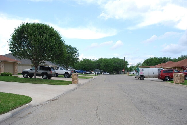 Building Photo - 910 Crymes Ln