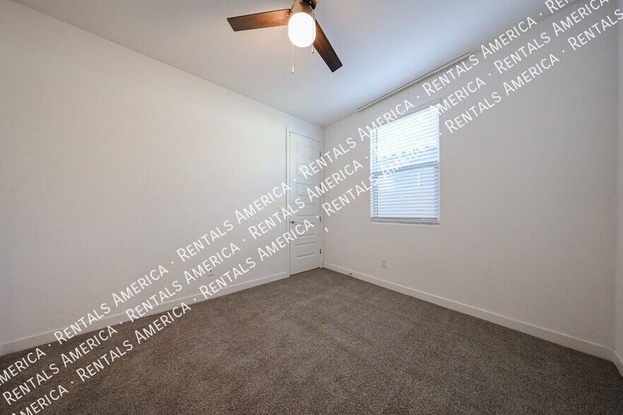 Building Photo - 2256 E Ridgewood Ln